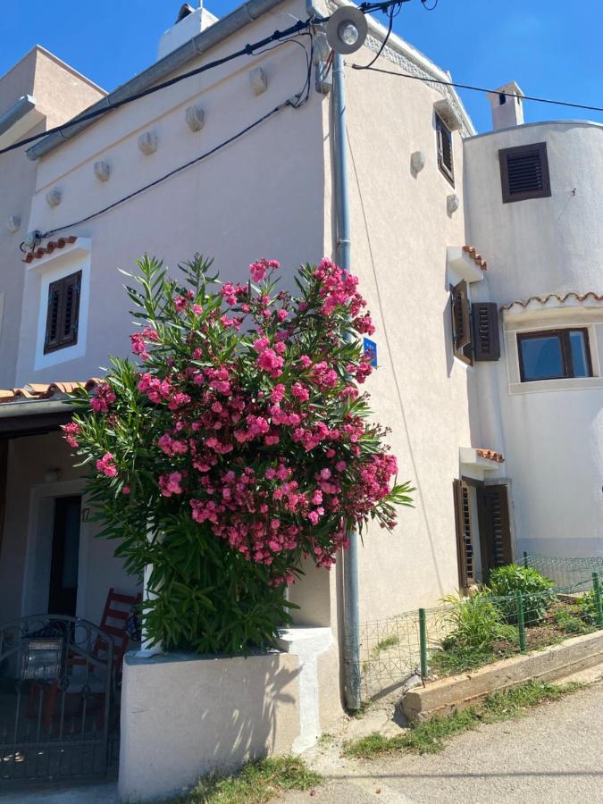 Vita Vacation Home Ustrine Buitenkant foto