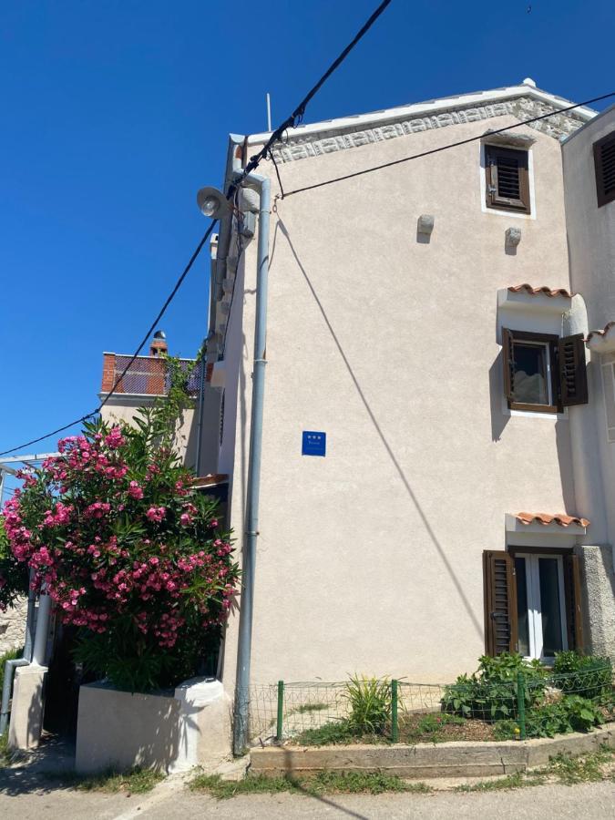 Vita Vacation Home Ustrine Buitenkant foto